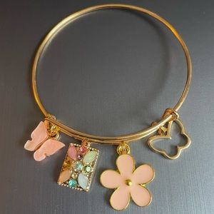 “Butterfly Kisses”🦋 Bangle in Gold-tone